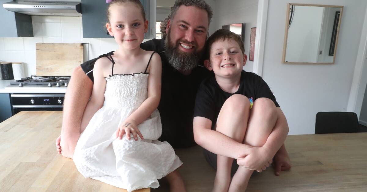 John Penno (centre) with his kids Daisy, 5, and Jack, 8, who like to spread kindness. Picture by Robert Peet